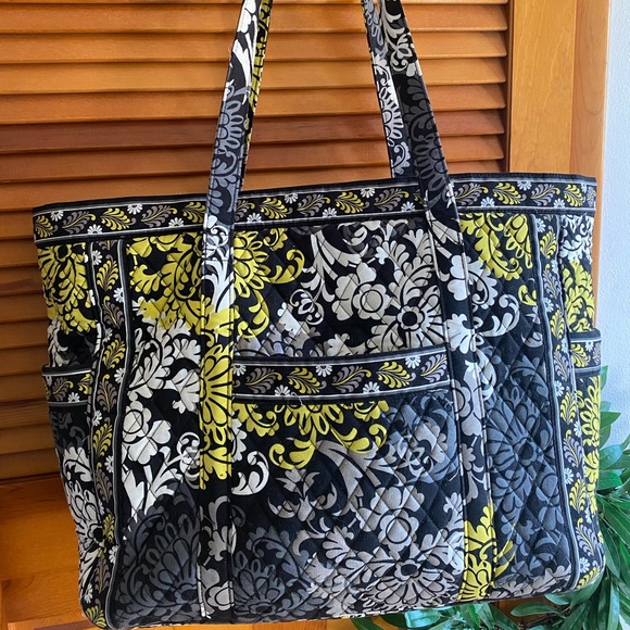 Vera Bradley Large Tote Bag with zipper closure. Lots of pockets! - Picture 1 of 6